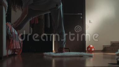 客厅里一个年轻灵活的女孩在地毯上滑倒，不小心弄裂缝